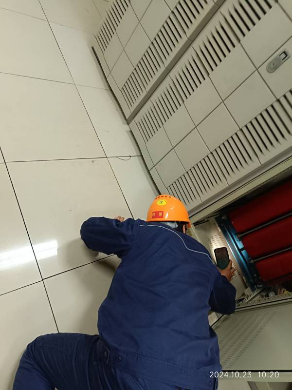 yuanlt_电气四班李正乾防鼠堵洞稿件照片.jpg
